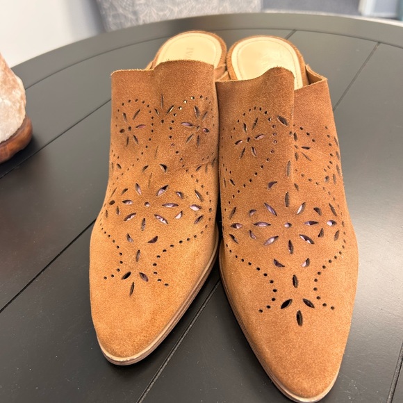 Ivanka Trump 'Dorth' Laser-Cut Pointy Suede Mules Size 7M - Picture 2 of 3
